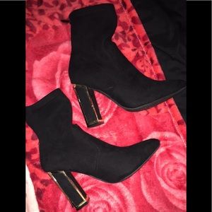 Gold outline booties🌺✨